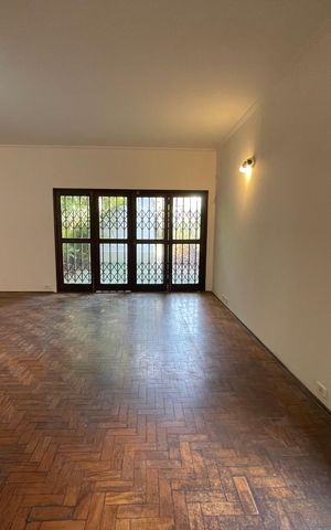 Casa à venda com 199m², 4 quartos e 4 vagas Casa à venda com 199m², 4 quartos e 4 vagasSala