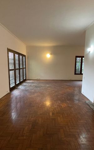 Casa à venda com 199m², 4 quartos e 4 vagas Casa à venda com 199m², 4 quartos e 4 vagasSala
