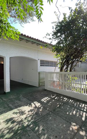 Casa à venda com 199m², 4 quartos e 4 vagas Casa à venda com 199m², 4 quartos e 4 vagasGaragem