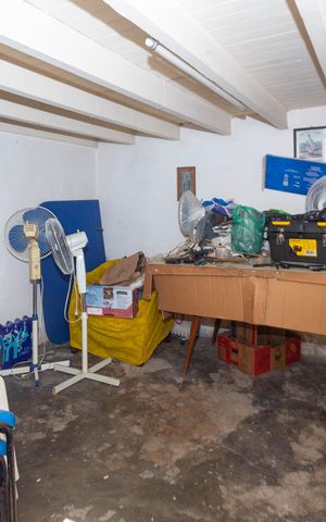 Casa à venda com 219m², 2 quartos e 5 vagas Casa à venda com 219m², 2 quartos e 5 vagasPorão