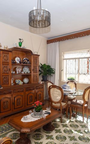 Casa à venda com 219m², 2 quartos e 5 vagas Casa à venda com 219m², 2 quartos e 5 vagasSala