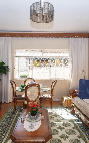 Casa à venda com 219m², 2 quartos e 5 vagas Casa à venda com 219m², 2 quartos e 5 vagasSala