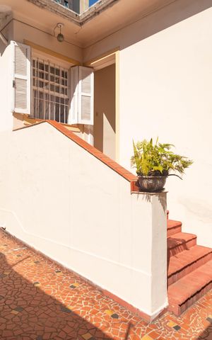 Casa à venda com 219m², 2 quartos e 5 vagas Casa à venda com 219m², 2 quartos e 5 vagasFachada