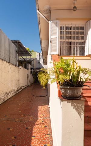 Casa à venda com 219m², 2 quartos e 5 vagas Casa à venda com 219m², 2 quartos e 5 vagasFachada