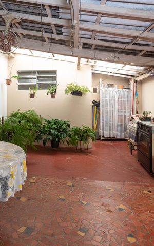 Casa à venda com 219m², 2 quartos e 5 vagas Casa à venda com 219m², 2 quartos e 5 vagasQuintal