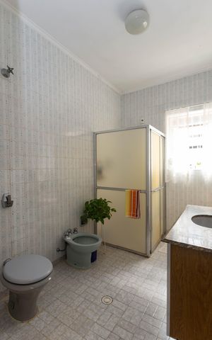 Casa à venda com 219m², 2 quartos e 5 vagas Casa à venda com 219m², 2 quartos e 5 vagasBanheiro Social