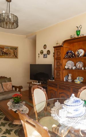 Casa à venda com 219m², 2 quartos e 5 vagas Casa à venda com 219m², 2 quartos e 5 vagasSala