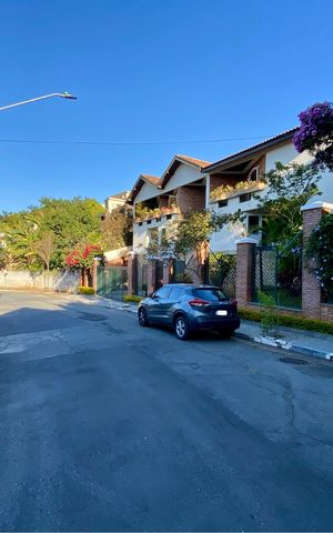 Casa à venda com 500m², 4 quartos e 6 vagas Casa à venda com 500m², 4 quartos e 6 vagasVista da Rua