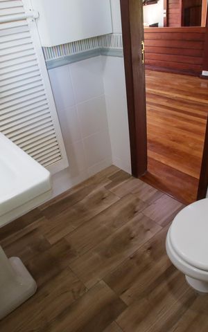 Casa de condomínio à venda com 360m², 3 quartos e 1 vaga Casa de condomínio à venda com 360m², 3 quartos e 1 vagaBanheiro da Suíte 2