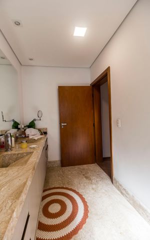 Casa de condomínio à venda com 444m², 3 quartos e 6 vagas Casa de condomínio à venda com 444m², 3 quartos e 6 vagasBanheiro da Suíte 1
