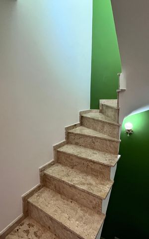 Casa de condomínio à venda com 124m², 3 quartos e 2 vagasEscada