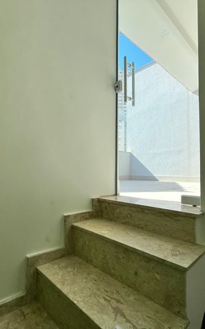 Casa de condomínio à venda com 124m², 3 quartos e 2 vagasEscada