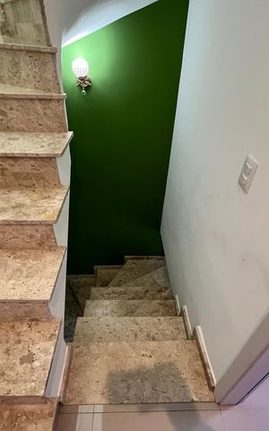 Casa de condomínio à venda com 124m², 3 quartos e 2 vagasEscada