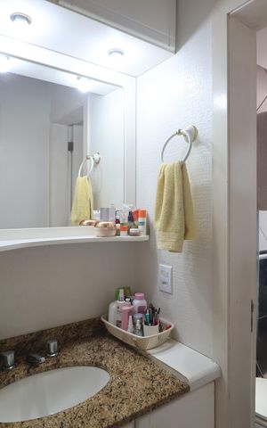 Casa de condomínio à venda com 80m², 2 quartos e 2 vagasBanheiro Social