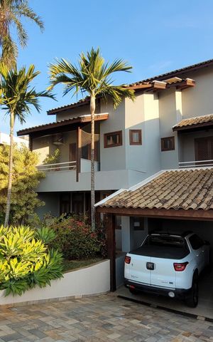 Casa de condomínio à venda com 276m², 4 quartos e 4 vagas Casa de condomínio à venda com 276m², 4 quartos e 4 vagasFachada