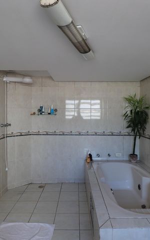 Casa à venda com 350m², 5 quartos e 4 vagasBanheiro da Suíte 1