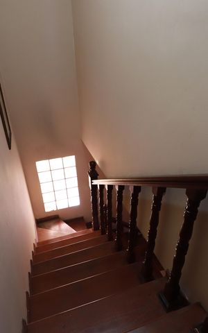 Casa à venda com 350m², 5 quartos e 4 vagasEscada