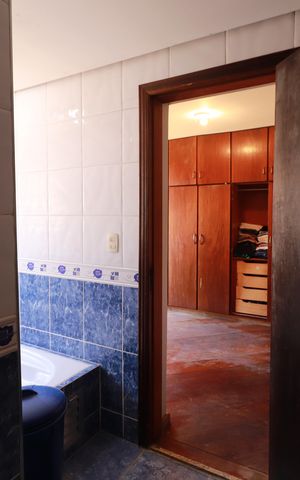 Casa à venda com 350m², 5 quartos e 4 vagasBanheiro da Suíte 2
