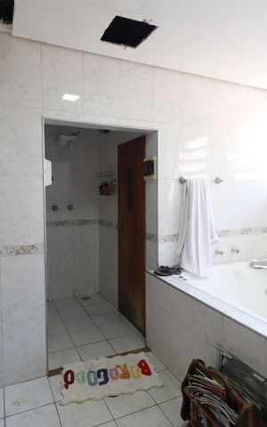 Casa à venda com 350m², 5 quartos e 4 vagasBanheiro da Suíte 4