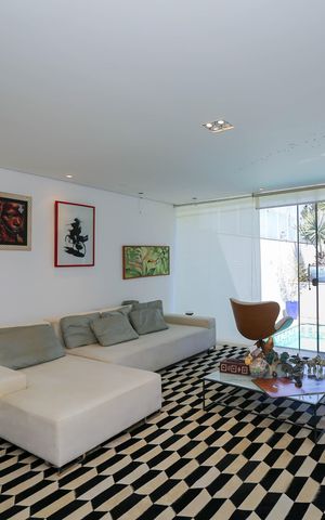 Casa à venda com 385m², 5 quartos e 2 vagas Casa à venda com 385m², 5 quartos e 2 vagasSala