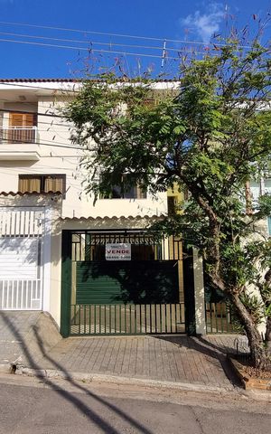 Casa à venda com 210m², 3 quartos e 5 vagas Casa à venda com 210m², 3 quartos e 5 vagasFachada