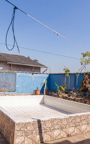 Casa à venda com 730m², 5 quartos e 6 vagas Casa à venda com 730m², 5 quartos e 6 vagasÁrea comum - Piscina