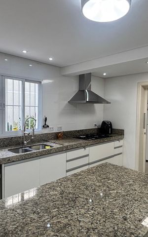 Casa à venda com 160m², 4 quartos e 3 vagas Casa à venda com 160m², 4 quartos e 3 vagasCozinha