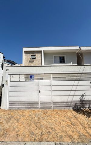 Casa à venda com 160m², 4 quartos e 3 vagas Casa à venda com 160m², 4 quartos e 3 vagasFachada