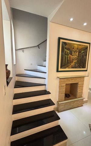 Casa à venda com 160m², 4 quartos e 3 vagas Casa à venda com 160m², 4 quartos e 3 vagasEscada