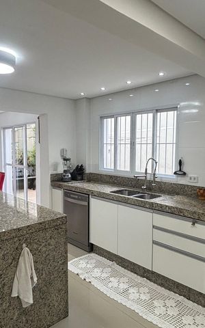 Casa à venda com 160m², 4 quartos e 3 vagas Casa à venda com 160m², 4 quartos e 3 vagasCozinha
