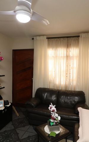 Casa à venda com 140m², 2 quartos e 2 vagasSala