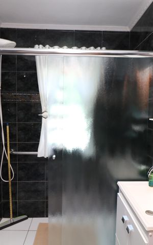 Casa à venda com 140m², 2 quartos e 2 vagasBanheiro da Suíte