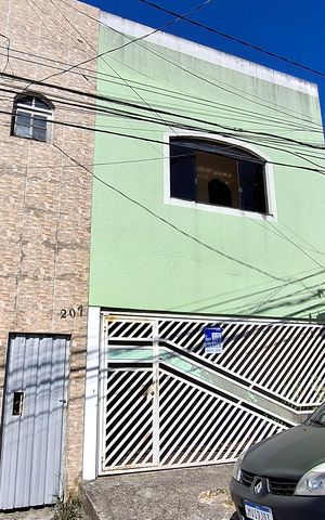 Casa à venda com 209m², 3 quartos e 2 vagas Casa à venda com 209m², 3 quartos e 2 vagasFachada