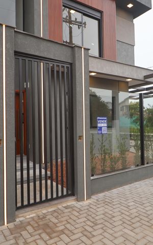 Casa à venda com 142m², 3 quartos e 2 vagasFachada