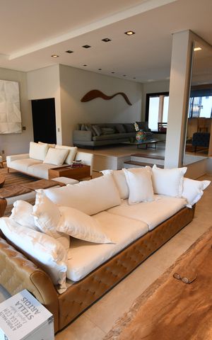 Casa à venda com 630m², 4 quartos e 8 vagasSala 1