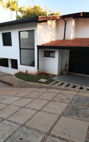 Casa à venda com 630m², 4 quartos e 8 vagasFachada