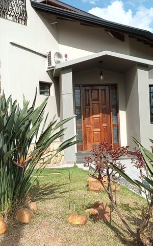 Casa de condomínio para alugar com 336m², 4 quartos e 4 vagas Casa de condomínio para alugar com 336m², 4 quartos e 4 vagasFachada