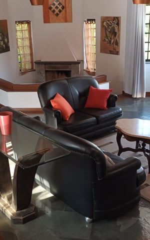 Casa de condomínio para alugar com 336m², 4 quartos e 4 vagas Casa de condomínio para alugar com 336m², 4 quartos e 4 vagasSala