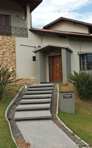 Casa de condomínio para alugar com 336m², 4 quartos e 4 vagas Casa de condomínio para alugar com 336m², 4 quartos e 4 vagasFachada