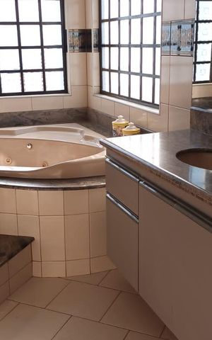 Casa de condomínio para alugar com 336m², 4 quartos e 4 vagas Casa de condomínio para alugar com 336m², 4 quartos e 4 vagasBanheiro 3