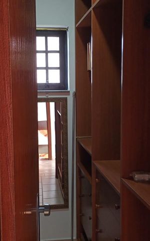 Casa de condomínio para alugar com 336m², 4 quartos e 4 vagas Casa de condomínio para alugar com 336m², 4 quartos e 4 vagasCloset