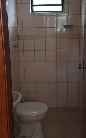 Casa de condomínio para alugar com 336m², 4 quartos e 4 vagas Casa de condomínio para alugar com 336m², 4 quartos e 4 vagasBanheiro de Serviço
