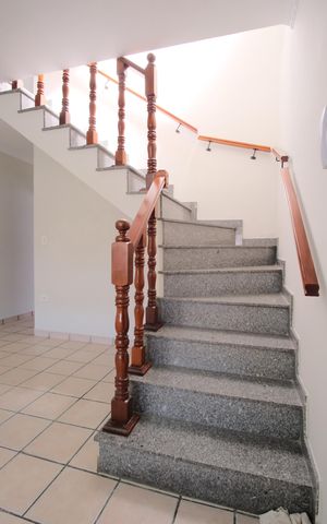 Casa à venda com 200m², 3 quartos e 2 vagasEscada