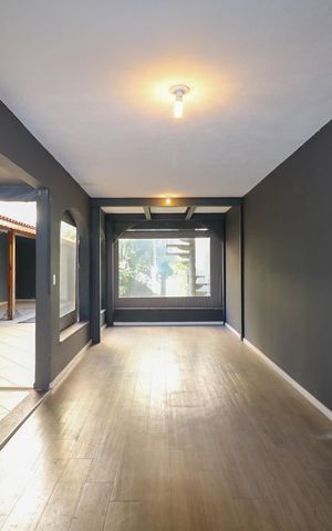 Casa à venda com 276m², 4 quartos e 6 vagas Casa à venda com 276m², 4 quartos e 6 vagasQuintal