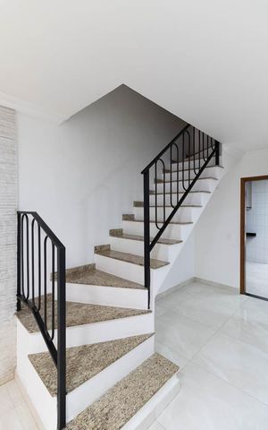 Casa para alugar com 100m², 2 quartos e 2 vagas Casa para alugar com 100m², 2 quartos e 2 vagasEscada