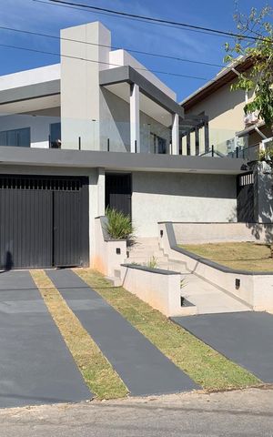 Casa de condomínio para alugar com 380m², 3 quartos e 2 vagas Casa de condomínio para alugar com 380m², 3 quartos e 2 vagasFachada