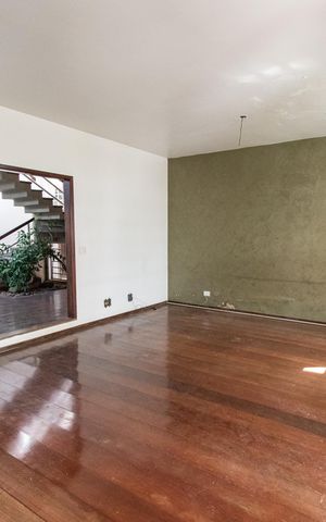 Casa à venda com 206m², 4 quartos e 2 vagas Casa à venda com 206m², 4 quartos e 2 vagasSala