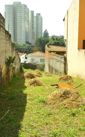 Casa à venda com 65m², 2 quartos e 2 vagasTerreno - Fundos