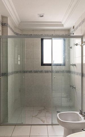 Apartamento à venda com 200m², 3 quartos e 3 vagas Apartamento à venda com 200m², 3 quartos e 3 vagasBanheiro da Suíte 1