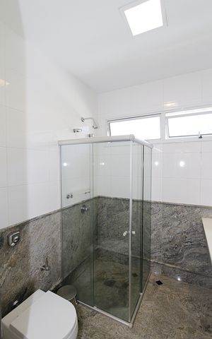 Casa à venda com 540m², 5 quartos e 6 vagasBanheiro 5 semi suítes